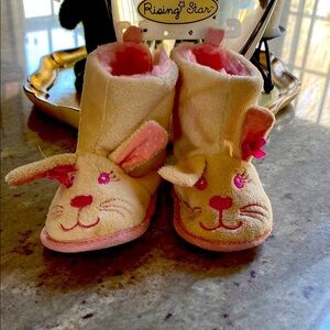 NWT  Rising Star Cream and Pink Bunny Slippers Cozy Plush Design 9 to 12 months